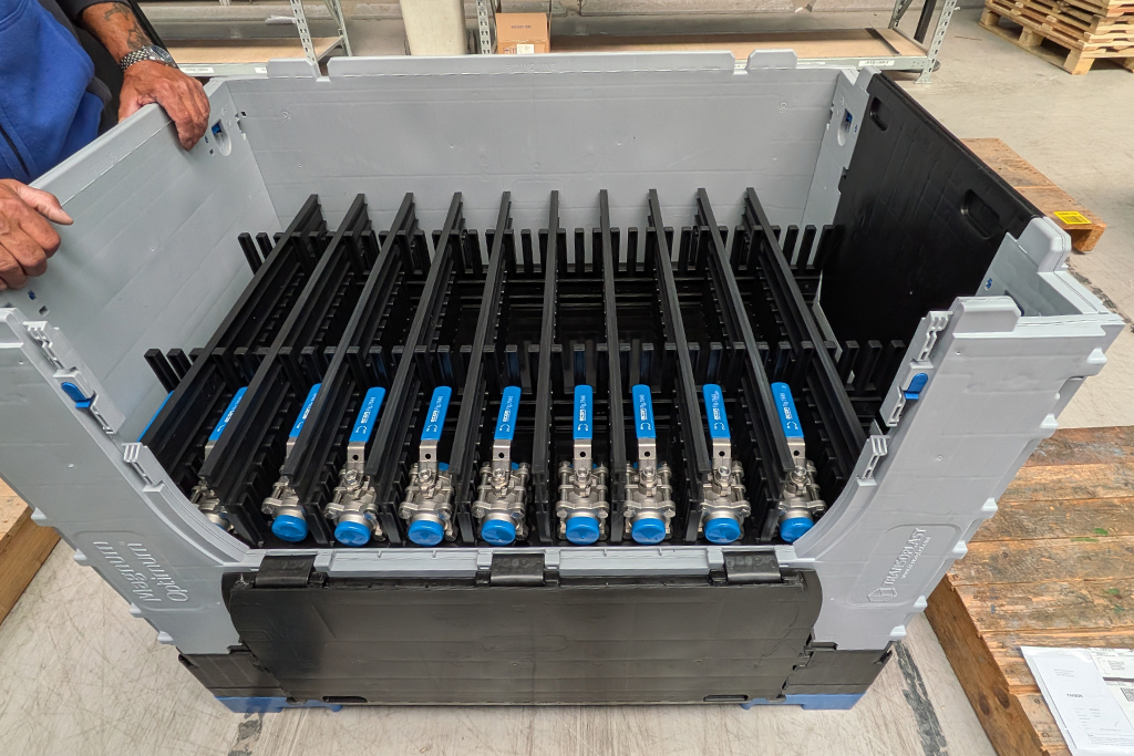 Caisse-palette pliante avec cloisonnement sur mesure pour optimiser le transport chez ERIKS